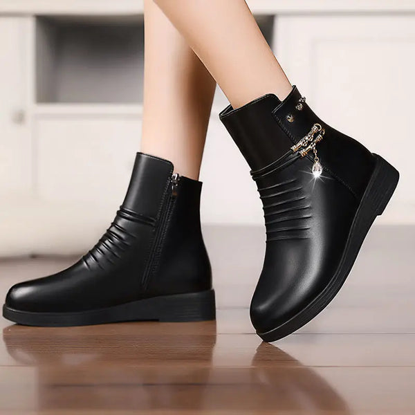 Bota Feminina Cano Médio Com Forro De Lã Grosso E Detalhes De Metal Dourado