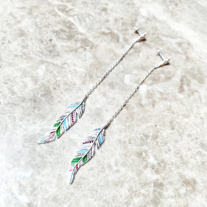 Brinco pena longo da arquetiposhop, perfeito para toda e qualquer mulher que seja um brinco incrivel e colorido. 