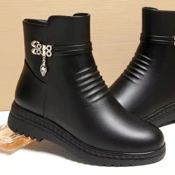 Bota Feminina Cano Médio Com Forro De Lã Grosso E Detalhes De Metal Dourado