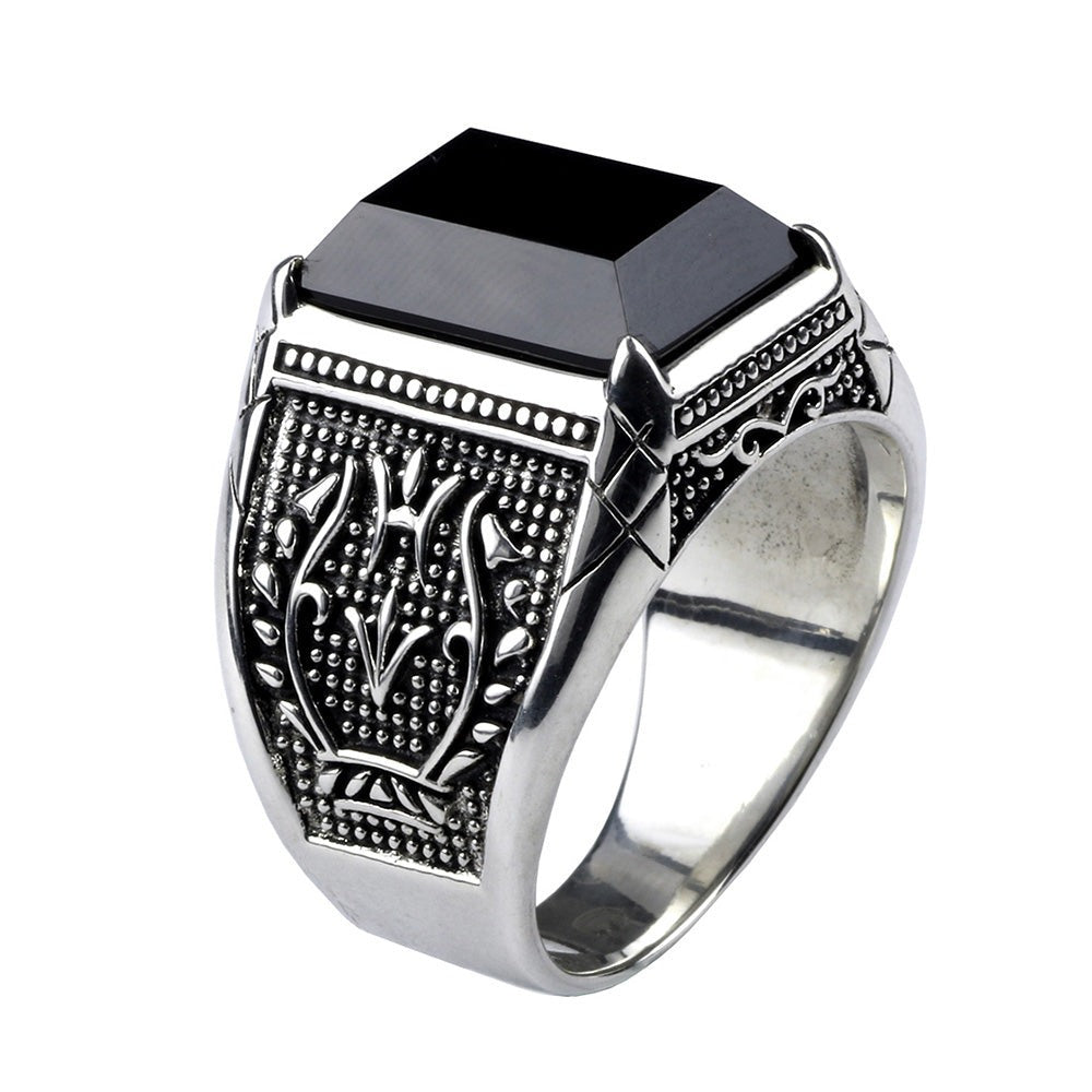 Anel Masculino Obsidiana Poseidon em prata 925 é a escolha perfeita para homens, anel de sinete, anel de prata para homens com mão grandes, anel com simbolismo de prata 925 da arquetiposhop.com