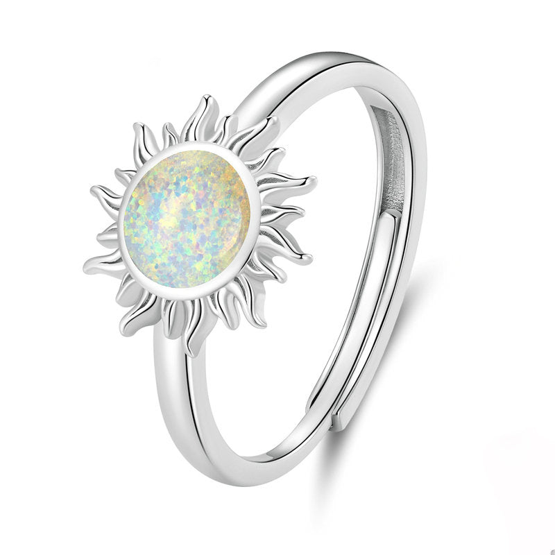  O Anel Sol de Opala em Prata com banho de ródio branco é um símbolo que reluz seu brilho até mesmo com o menor movimento e requere atenção de todos os que testemunham sua dança de cores única.