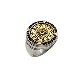 O Anel Masculino Zodíaco em Prata 925 é a joia perfeita para os apaixonados por astrologia. Com os 12 símbolos do zodíaco cravados a mão você ira alcançar uma conexão com o universo de forma única e elegante. Para o equilíbrio do melhor ano da sua vida!  Se é isso que você deseja o Anel de Sinete Zodíaco é a melhor escolha! 