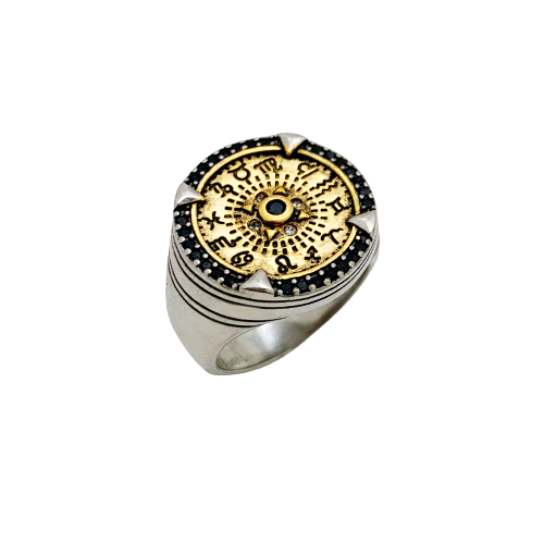 O Anel Masculino Zodíaco em Prata 925 é a joia perfeita para os apaixonados por astrologia. Com os 12 símbolos do zodíaco cravados a mão você ira alcançar uma conexão com o universo de forma única e elegante. Para o equilíbrio do melhor ano da sua vida!  Se é isso que você deseja o Anel de Sinete Zodíaco é a melhor escolha! 