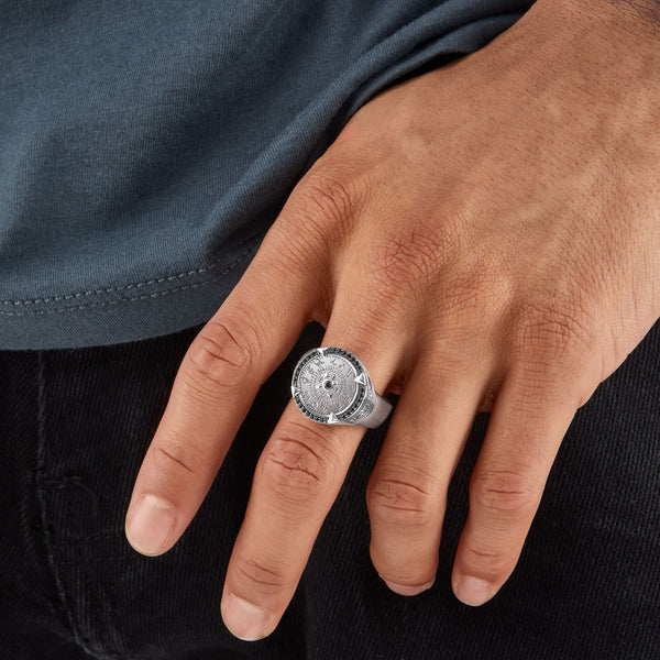 O Anel Masculino Zodíaco em Prata 925 é a joia perfeita para os apaixonados por astrologia. Com os 12 símbolos do zodíaco cravados a mão você ira alcançar uma conexão com o universo de forma única e elegante. Para o equilíbrio do melhor ano da sua vida!  Se é isso que você deseja o Anel de Sinete Zodíaco é a melhor escolha! 