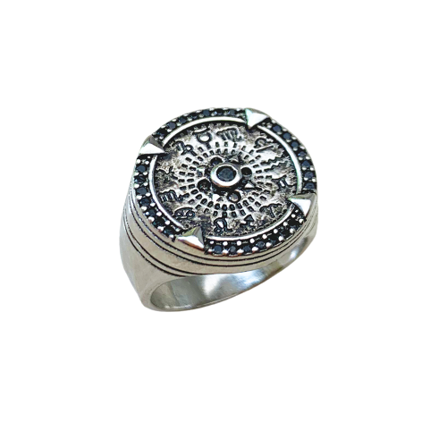 O Anel Masculino Zodíaco em Prata 925 é a joia perfeita para os apaixonados por astrologia. Com os 12 símbolos do zodíaco cravados a mão você ira alcançar uma conexão com o universo de forma única e elegante. Para o equilíbrio do melhor ano da sua vida!  Se é isso que você deseja o Anel de Sinete Zodíaco é a melhor escolha! 