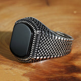 Anel Masculino Couraça e Obsidiana  em prata 925 é a escolha perfeita para homens que valorizam sua identidade e estilo, perfeito para homens que procuram aneis para mãos grandes, aneis grandes da arquetiposhop.com.br 