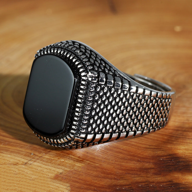 Anel Masculino Couraça e Obsidiana  em prata 925 é a escolha perfeita para homens que valorizam sua identidade e estilo, perfeito para homens que procuram aneis para mãos grandes, aneis grandes da arquetiposhop.com.br 