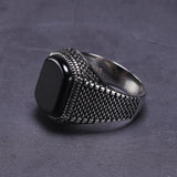 Anel Masculino Couraça e Obsidiana  em prata 925 é a escolha perfeita para homens que valorizam sua identidade e estilo, perfeito para homens que procuram aneis para mãos grandes, aneis grandes da arquetiposhop.com.br 