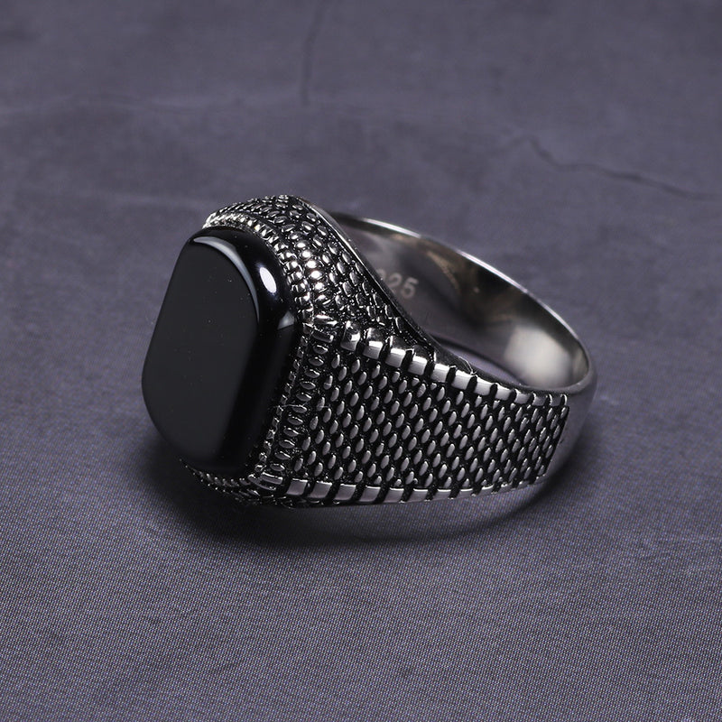 Anel Masculino Couraça e Obsidiana  em prata 925 é a escolha perfeita para homens que valorizam sua identidade e estilo, perfeito para homens que procuram aneis para mãos grandes, aneis grandes da arquetiposhop.com.br 