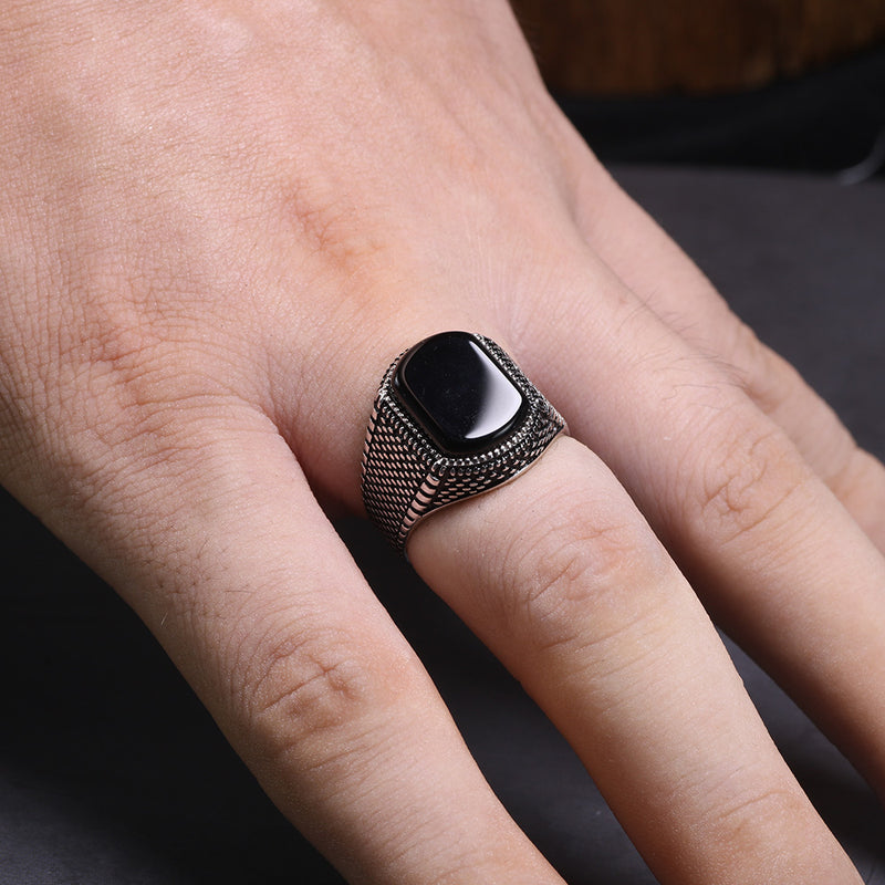 Anel Masculino Couraça e Obsidiana  em prata 925 é a escolha perfeita para homens que valorizam sua identidade e estilo, perfeito para homens que procuram aneis para mãos grandes, aneis grandes da arquetiposhop.com.br 