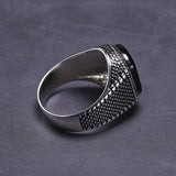Anel Masculino Couraça e Obsidiana  em prata 925 é a escolha perfeita para homens que valorizam sua identidade e estilo, perfeito para homens que procuram aneis para mãos grandes, aneis grandes da arquetiposhop.com.br 