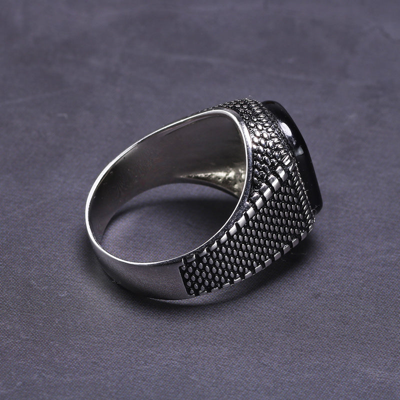 Anel Masculino Couraça e Obsidiana  em prata 925 é a escolha perfeita para homens que valorizam sua identidade e estilo, perfeito para homens que procuram aneis para mãos grandes, aneis grandes da arquetiposhop.com.br 