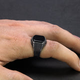 Anel Masculino Couraça e Obsidiana  em prata 925 é a escolha perfeita para homens que valorizam sua identidade e estilo, perfeito para homens que procuram aneis para mãos grandes, aneis grandes da arquetiposhop.com.br 