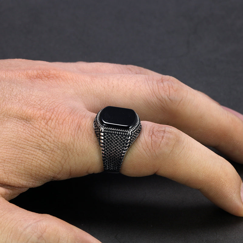 Anel Masculino Couraça e Obsidiana  em prata 925 é a escolha perfeita para homens que valorizam sua identidade e estilo, perfeito para homens que procuram aneis para mãos grandes, aneis grandes da arquetiposhop.com.br 