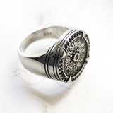 O Anel Masculino Zodíaco em Prata 925 é a joia perfeita para os apaixonados por astrologia. Com os 12 símbolos do zodíaco cravados a mão você ira alcançar uma conexão com o universo de forma única e elegante. Para o equilíbrio do melhor ano da sua vida!  Se é isso que você deseja o Anel de Sinete Zodíaco é a melhor escolha! 