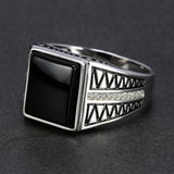 Anel Masculino Sinete Obsidiana em prata 925 importada é a escolha perfeita para homens que valorizam sua identidade e estilo. Para mãos grandes da arquetiposhop.com.br em prata 925 e zirconias 