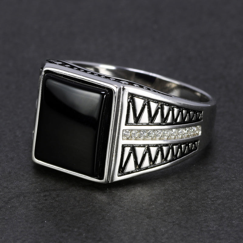 Anel Masculino Sinete Obsidiana em prata 925 importada é a escolha perfeita para homens que valorizam sua identidade e estilo. Para mãos grandes da arquetiposhop.com.br em prata 925 e zirconias 