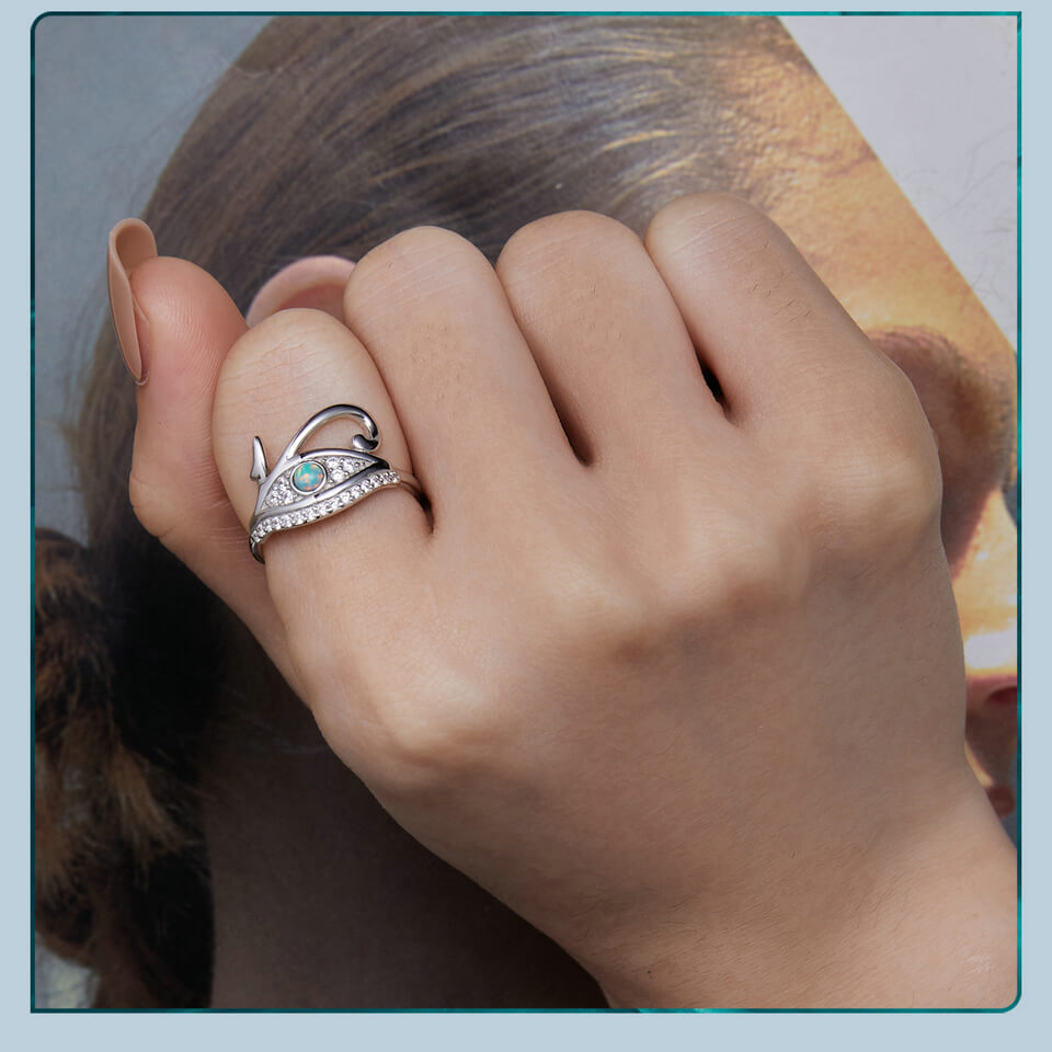 O Anel Olho de Hórus em Prata e banho de ródio branco é um símbolo antigo egípcio que representa proteção, poder. Principal símbolo do Arquétipo de Cleopatra na modernidade. Você pode ter esse símbolo em um lindo anel para usar todos os dias?