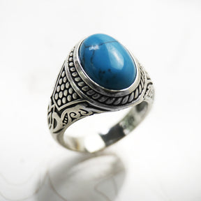  "Usando o Anel Turquesa em Prata 925 eleve seu estilo de forma única. Com design elegante, ele é o acessório perfeito para qualquer ocasião. Além de lindo, a turquesa é conhecida por trazer equilíbrio e harmonia a vida de quem á usa. Se deseja um anel de sinete exclusivo e feito a mão adicione a sua coleção agora!" 