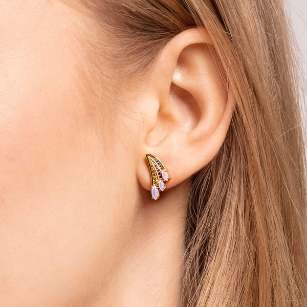 Use os Brincos Asa Beija-Flor íris e inspire: Atitude, alegria e energia para viver! Os Brincos Asa Arco-íris Beija-Flor feito em Prata 925 com banho de Ouro Amarelo 18K, cravejado a mão em Zircônias "A5" coloridas um detalhe único Inspiração: Arquétipo "Beija-Flor" traz o simbolismo arquétipo, inspirando a quem usa: E…