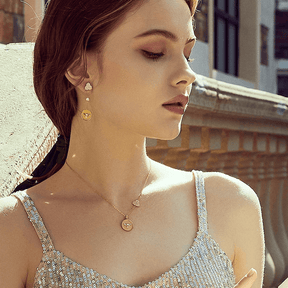 Colar Abelha Medalha Cravejada de Zirconias em Prata 925 e Banho de Ouro 18k  com zirconias de alta qualidade, arquetipo da abelha, arquetipo lado bom, joias arquetipas, arquetiposhop.com (1)