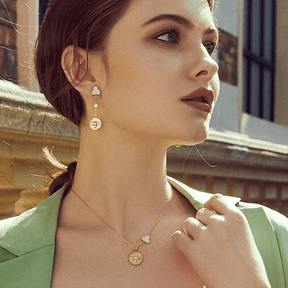 Colar Abelha Medalha Cravejada de Zirconias em Prata 925 e Banho de Ouro 18k  com zirconias de alta qualidade, arquetipo da abelha, arquetipo lado bom, joias arquetipas, arquetiposhop.com (1)