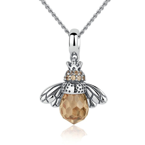Colar Abelha Rainha AB02 Prata 925 é uma peça feita a mão em prata 925, perfeita para quem procura como ativar o arquetipo abelha, lado luz do arquetipo de abelha, lado sombra do arquetipo de abelha, como ativar meu arquetipo? Qual melhor arquetipo utilizar com o arquetipo de abelha? arquetiposhop.com.br