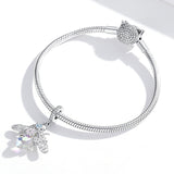 Pingente Charm Abelha Apis AB07 Prata 925 É uma peça feita a mão em prata 925, perfeita para quem procura como ativar o arquétipo abelha, lado luz do arquetipo de abelha, lado sombra do arquetipo de abelha, como ativar meu arquétipo? Qual melhor arquetipo utilizar com o arquétipo de abelha? arquetiposhop.com.br