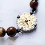A Pulseira Olho de Tigre com pedras olho de tigre é a escolha perfeita para quem busca equilíbrio e proteção. As pedras de olho de tigre são conhecidas por seus poderes de atrair boa sorte e afastar energias negativas. Além disso, essa pulseira é confeccionada com materiais de alta qualidade, garantindo durabilidade e beleza. Adicione esse toque especial à sua coleção de joias ou presenteie alguém especial.