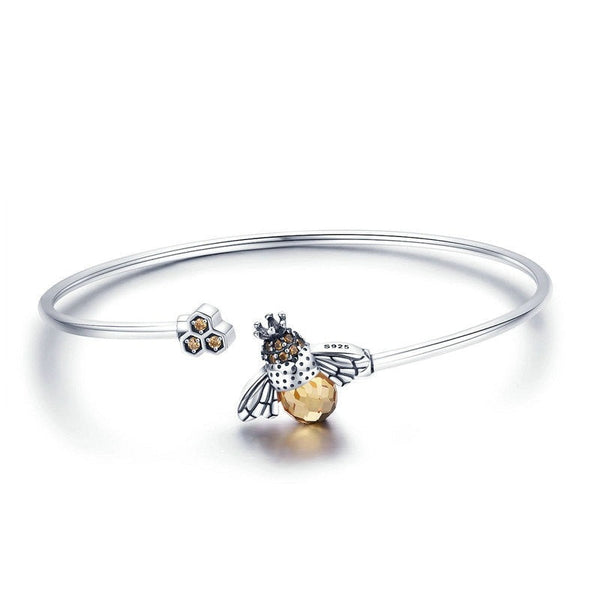 Pulseira Abelha Rainha Ajustável AB04 Prata 925 É uma peça feita a mão em prata 925, perfeita para quem procura como ativar o arquétipo abelha, lado luz do arquetipo de abelha, lado sombra do arquetipo de abelha, como ativar meu arquétipo? Qual melhor arquetipo utilizar com o arquétipo de abelha? arquetiposhop.com.br