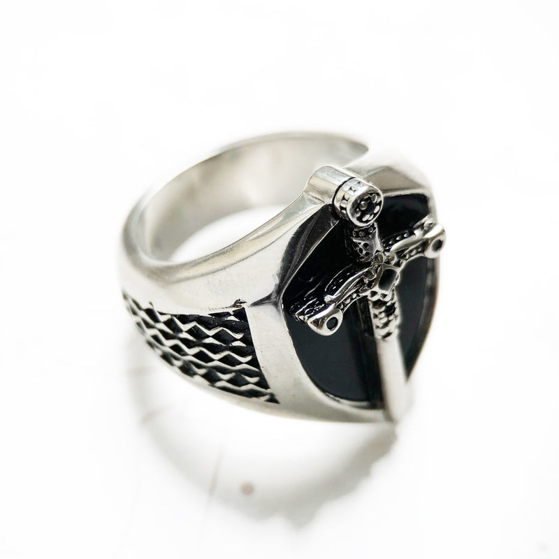 Anel de sinete masculino, anel de sinete para moda, anel de sinete masculino com espada, anel de espada, anel de prata sinete, anel de prata com zirconias, anel de zirconias em prata, anel de prata sinete, anel de prata, anel masculino, anel unissex, anel em prata 925 com zirconias, anel bruto masculino, arquetiposhop.com.br