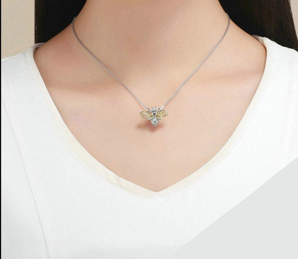 Pingente Charm Abelha Iris AB09 Prata 925 É uma peça feita a mão em prata 925, perfeita para quem procura como ativar o arquétipo abelha, lado luz do arquetipo de abelha, lado sombra do arquetipo de abelha, como ativar meu arquétipo? Qual melhor arquetipo utilizar com o arquétip