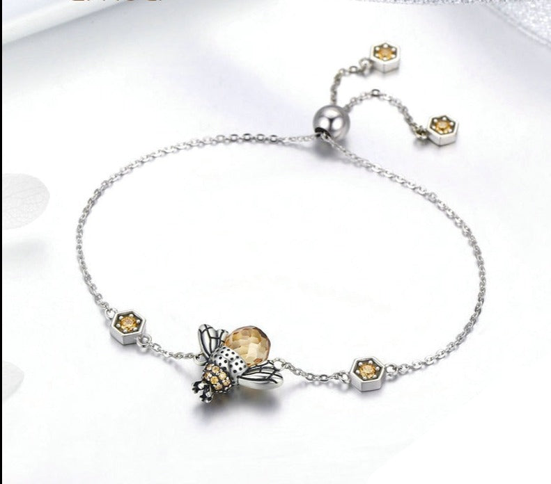 Pulseira Abelha Rainha AB03 Prata 925 É uma peça feita a mão em prata 925, perfeita para quem procura como ativar o arquétipo abelha, lado luz do arquetipo de abelha, lado sombra do arquetipo de abelha, como ativar meu arquétipo? Qual melhor arquetipo utilizar com o arquétipo de abelha? arquetiposhop.com.br