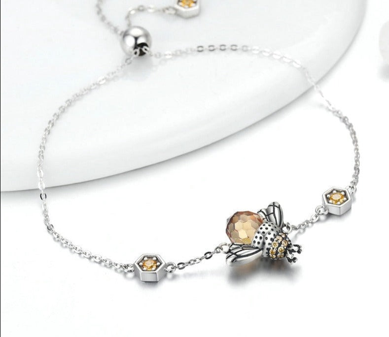 Pulseira Abelha Rainha AB03 Prata 925 É uma peça feita a mão em prata 925, perfeita para quem procura como ativar o arquétipo abelha, lado luz do arquetipo de abelha, lado sombra do arquetipo de abelha, como ativar meu arquétipo? Qual melhor arquetipo utilizar com o arquétipo de abelha? arquetiposhop.com.br