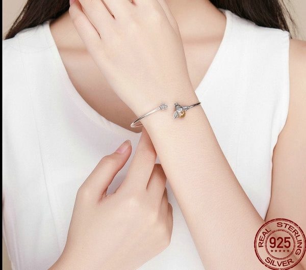 Pulseira Abelha Rainha Ajustável AB04 Prata 925 É uma peça feita a mão em prata 925, perfeita para quem procura como ativar o arquétipo abelha, lado luz do arquetipo de abelha, lado sombra do arquetipo de abelha, como ativar meu arquétipo? Qual melhor arquetipo utilizar com o arquétipo de abelha? arquetiposhop.com.br
