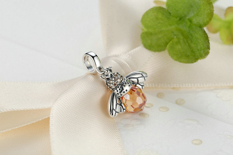 Colar Abelha Rainha AB02 Prata 925 é uma peça feita a mão em prata 925, perfeita para quem procura como ativar o arquetipo abelha, lado luz do arquetipo de abelha, lado sombra do arquetipo de abelha, como ativar meu arquetipo? Qual melhor arquetipo utilizar com o arquetipo de abelha? arquetiposhop.com.br