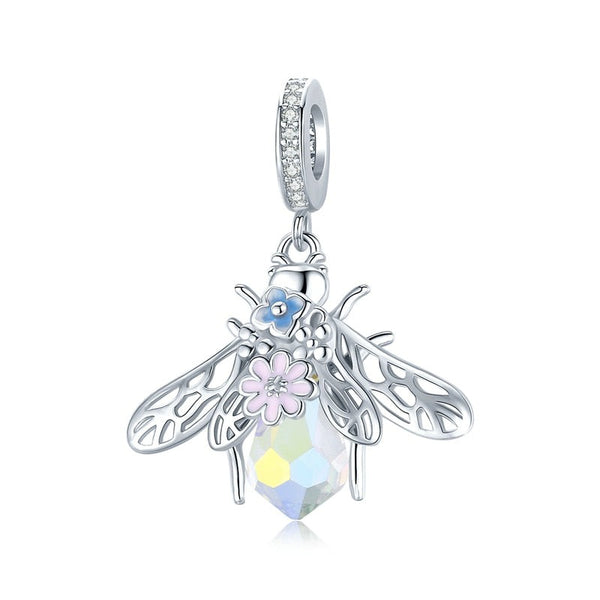 Pingente Charm Abelha Apis AB07 Prata 925 É uma peça feita a mão em prata 925, perfeita para quem procura como ativar o arquétipo abelha, lado luz do arquetipo de abelha, lado sombra do arquetipo de abelha, como ativar meu arquétipo? Qual melhor arquetipo utilizar com o arquétipo de abelha? arquetiposhop.com.br