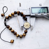 A Pulseira Olho de Tigre com pedras olho de tigre é a escolha perfeita para quem busca equilíbrio e proteção. As pedras de olho de tigre são conhecidas por seus poderes de atrair boa sorte e afastar energias negativas. Além disso, essa pulseira é confeccionada com materiais de alta qualidade, garantindo durabilidade e beleza. Adicione esse toque especial à sua coleção de joias ou presenteie alguém especial.