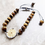 A Pulseira Olho de Tigre com pedras olho de tigre é a escolha perfeita para quem busca equilíbrio e proteção. As pedras de olho de tigre são conhecidas por seus poderes de atrair boa sorte e afastar energias negativas. Além disso, essa pulseira é confeccionada com materiais de alta qualidade, garantindo durabilidade e beleza. Adicione esse toque especial à sua coleção de joias ou presenteie alguém especial.