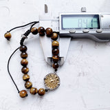 A Pulseira Olho de Tigre com pedras olho de tigre é a escolha perfeita para quem busca equilíbrio e proteção. As pedras de olho de tigre são conhecidas por seus poderes de atrair boa sorte e afastar energias negativas. Além disso, essa pulseira é confeccionada com materiais de alta qualidade, garantindo durabilidade e beleza. Adicione esse toque especial à sua coleção de joias ou presenteie alguém especial.