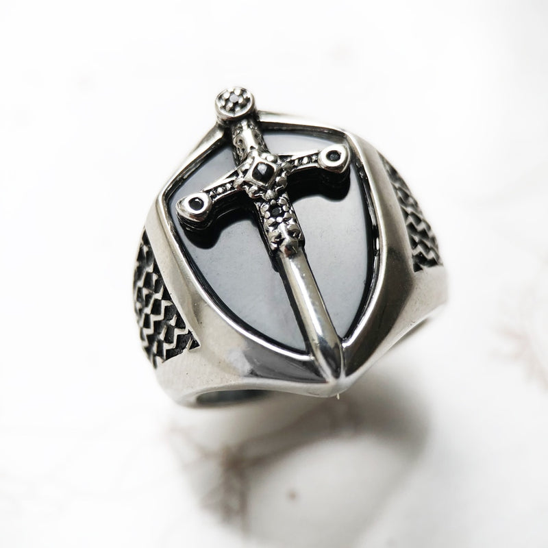 Anel de sinete masculino, anel de sinete para moda, anel de sinete masculino com espada, anel de espada, anel de prata sinete, anel de prata com zirconias, anel de zirconias em prata, anel de prata sinete, anel de prata, anel masculino, anel unissex, anel em prata 925 com zirconias, anel bruto masculino, arquetiposhop.com.br