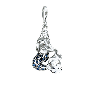 Pingente Charm Sereia ira te conectar com o oceano! Traga movimento e sensualidade a sua vida!   Com um design delicado, o encanto da arquétipo da sereia simboliza a beleza, a graça e a sensualidade feminina. A sereia feita em prata 925 banhada a ródio branco representa a capacidade das mulheres de se adaptar e enfrentar qualquer desafio com determinação e sedução da sua voz.
