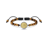 A Pulseira Olho de Tigre com pedras olho de tigre é a escolha perfeita para quem busca equilíbrio e proteção. As pedras de olho de tigre são conhecidas por seus poderes de atrair boa sorte e afastar energias negativas. Além disso, essa pulseira é confeccionada com materiais de alta qualidade, garantindo durabilidade e beleza. Adicione esse toque especial à sua coleção de joias ou presenteie alguém especial.