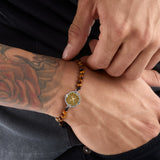 A Pulseira Olho de Tigre com pedras olho de tigre é a escolha perfeita para quem busca equilíbrio e proteção. As pedras de olho de tigre são conhecidas por seus poderes de atrair boa sorte e afastar energias negativas. Além disso, essa pulseira é confeccionada com materiais de alta qualidade, garantindo durabilidade e beleza. Adicione esse toque especial à sua coleção de joias ou presenteie alguém especial.