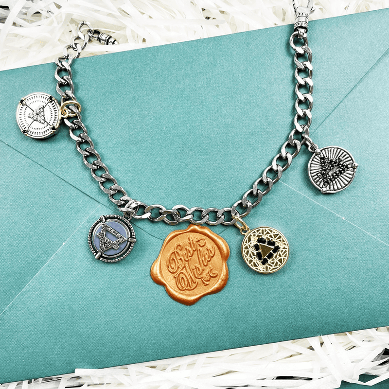 Pulseira Elementos em Prata conecte-se com a natureza e dê um toque exclusivo ao seu look com nossa pulseira inspirada nos elementos do ar, fogo, terra e agua. Cada elemento representa uma característica única e poderosa, desde a liberdade e a criatividade do ar até a força e a estabilidade da terra.