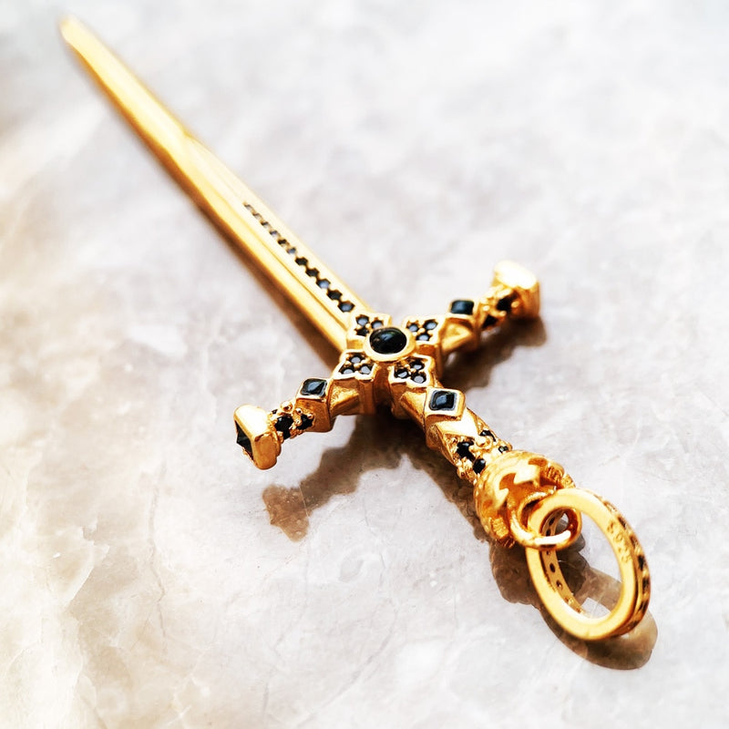 Colar espada do Rei em Prata 925 e Zirconias, Arquetipo do guerreiro, arquetiposhop, espada de ouro, amuleto espada, colar de espada, pingente de espada de ouro em prata de lei banhado a ouro 18k da arquetiposhop