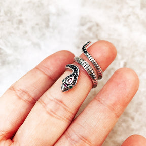 Anel Cobra Prata 925 com banho de rodio branco e cravejado em zirconiasArquetipo lilith a coleção cobra arquetipo lilith consegue trazer toda maestria, como ativar o arquetipo de lilith, lado luz arquetipo de lilith, lado trevas arquetipo de lilith.