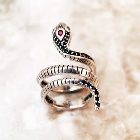 Anel Cobra Prata 925 com banho de rodio branco e cravejado em zirconiasArquetipo lilith a coleção cobra arquetipo lilith consegue trazer toda maestria, como ativar o arquetipo de lilith, lado luz arquetipo de lilith, lado trevas arquetipo de lilith.