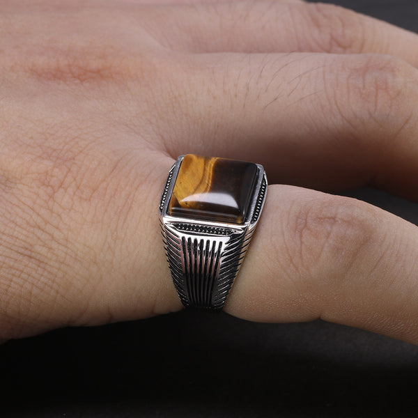 Anel Masculino Sinete Olho de Tigre em prata 925 importada é a escolha perfeita para homens que valorizam sua identidade e cultura. Anel de prata, anel sinete, anel para homens com mãos grandes da arquetiposhop.com.br