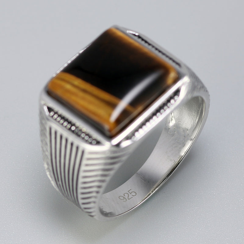 Anel Masculino Sinete Olho de Tigre em prata 925 importada é a escolha perfeita para homens que valorizam sua identidade e cultura. Anel de prata, anel sinete, anel para homens com mãos grandes da arquetiposhop.com.br